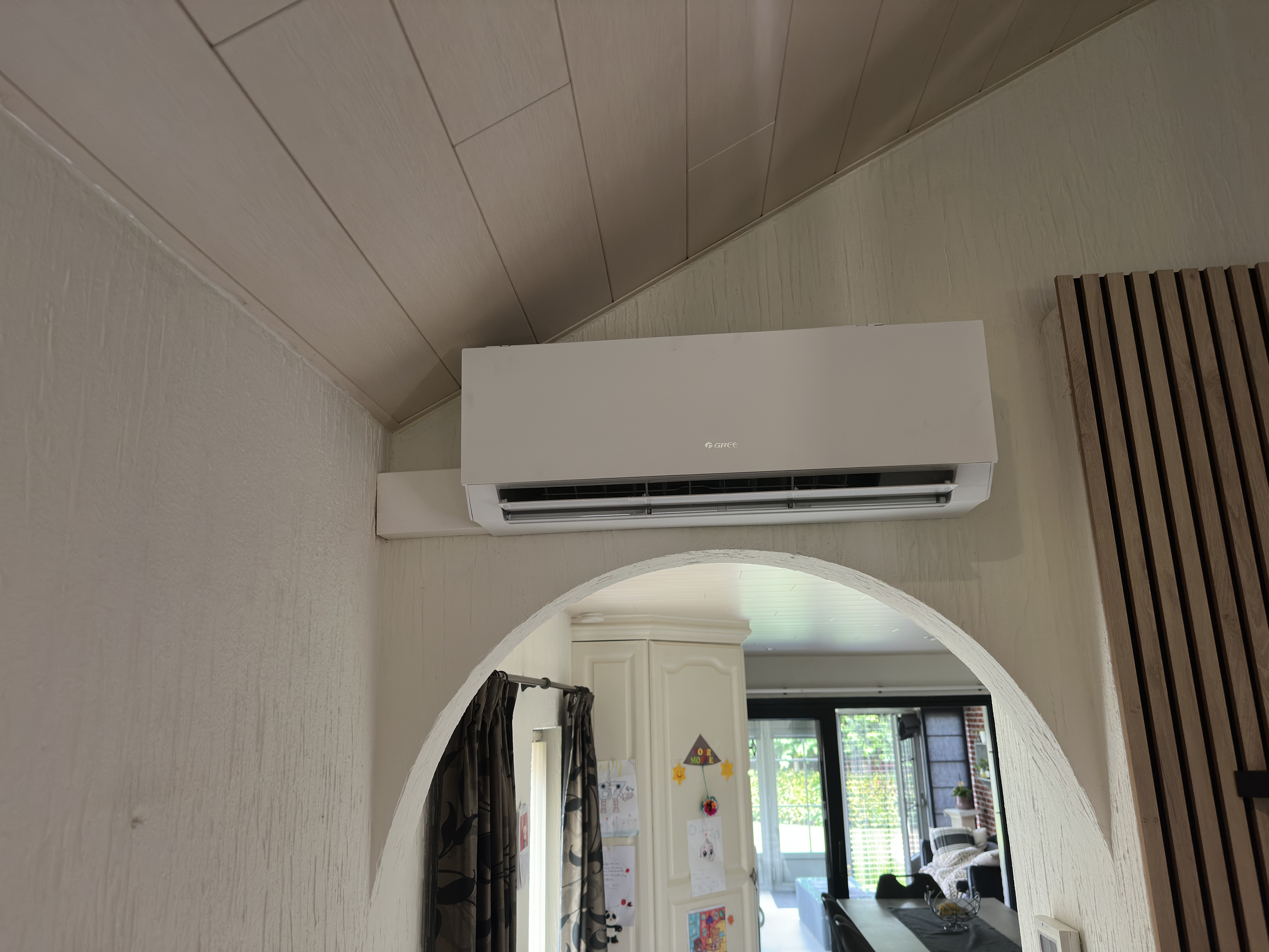 Geplaatste airco-binnenunit in een woonkamer