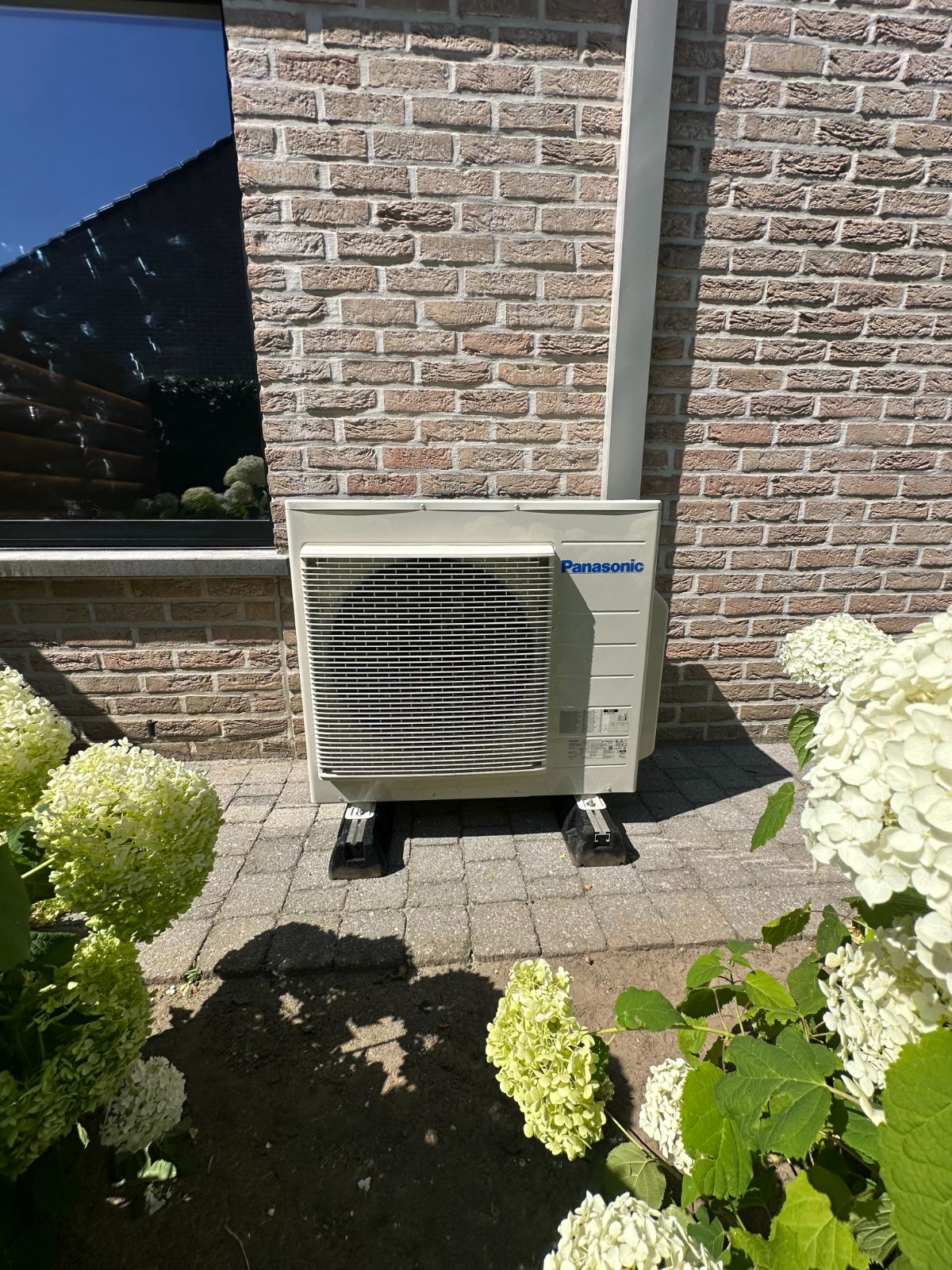 Airco-consolemodel van Panasonic, geplaatst tegen de muur