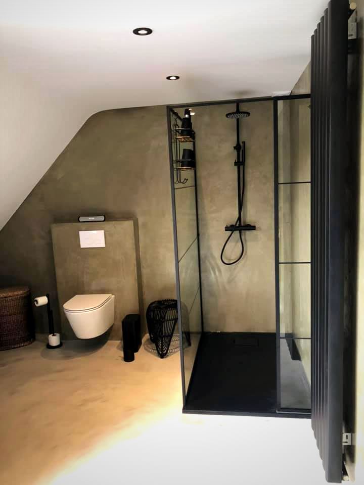 Douche met designradiator in een badkamer in Laakdal