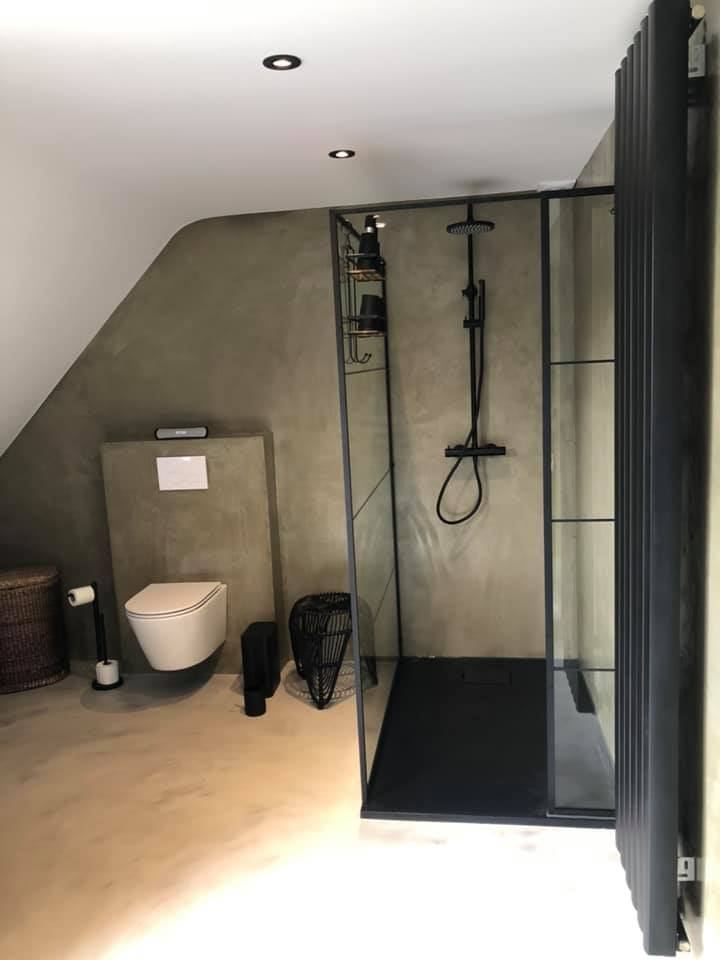 Gerenoveerde badkamer met inloopdouche