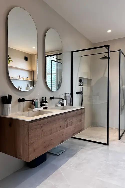 Volledig gerenoveerde badkamer met moderne afwerking