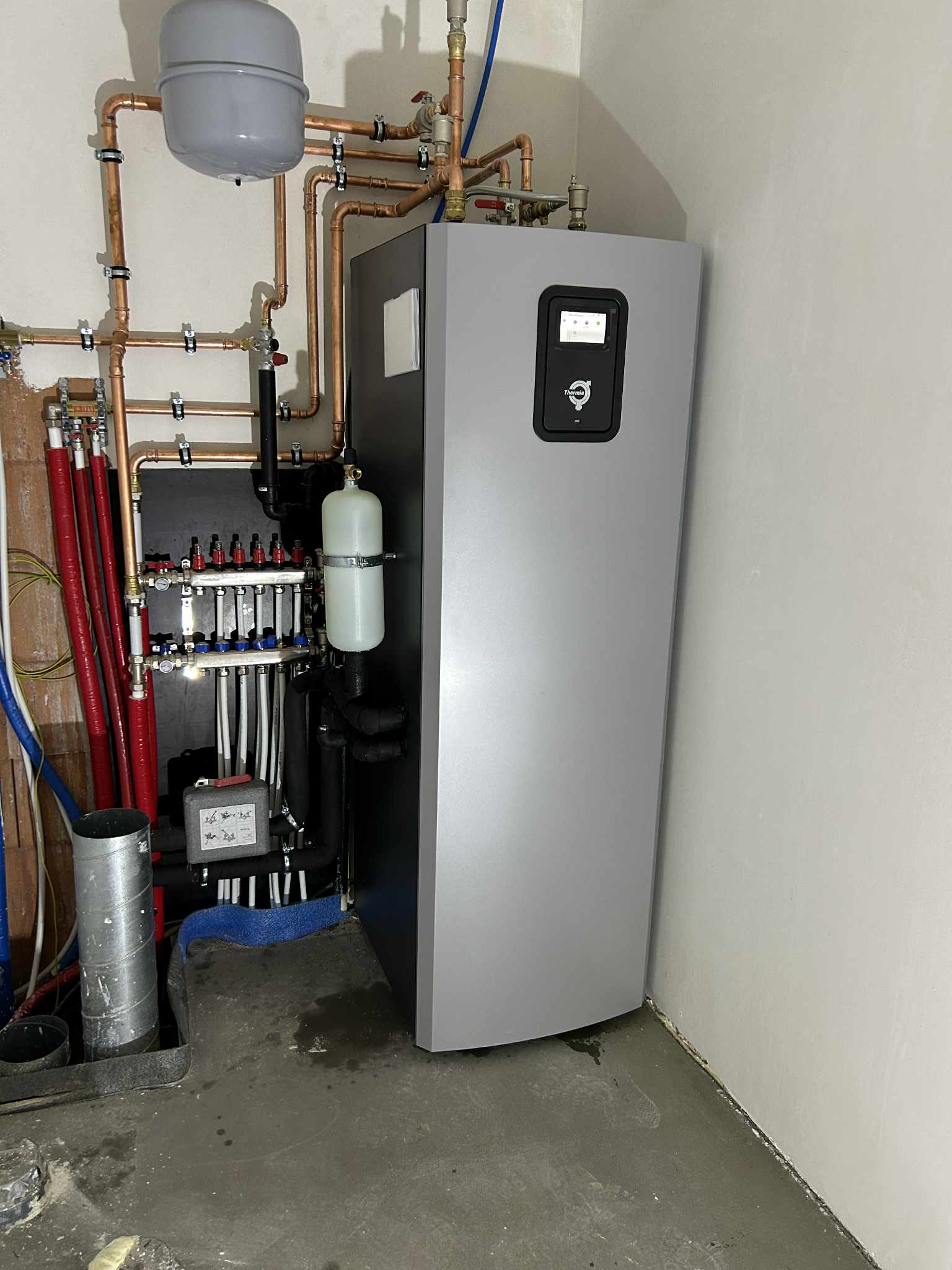 Technische installatie met leidingwerk in de stookruimte