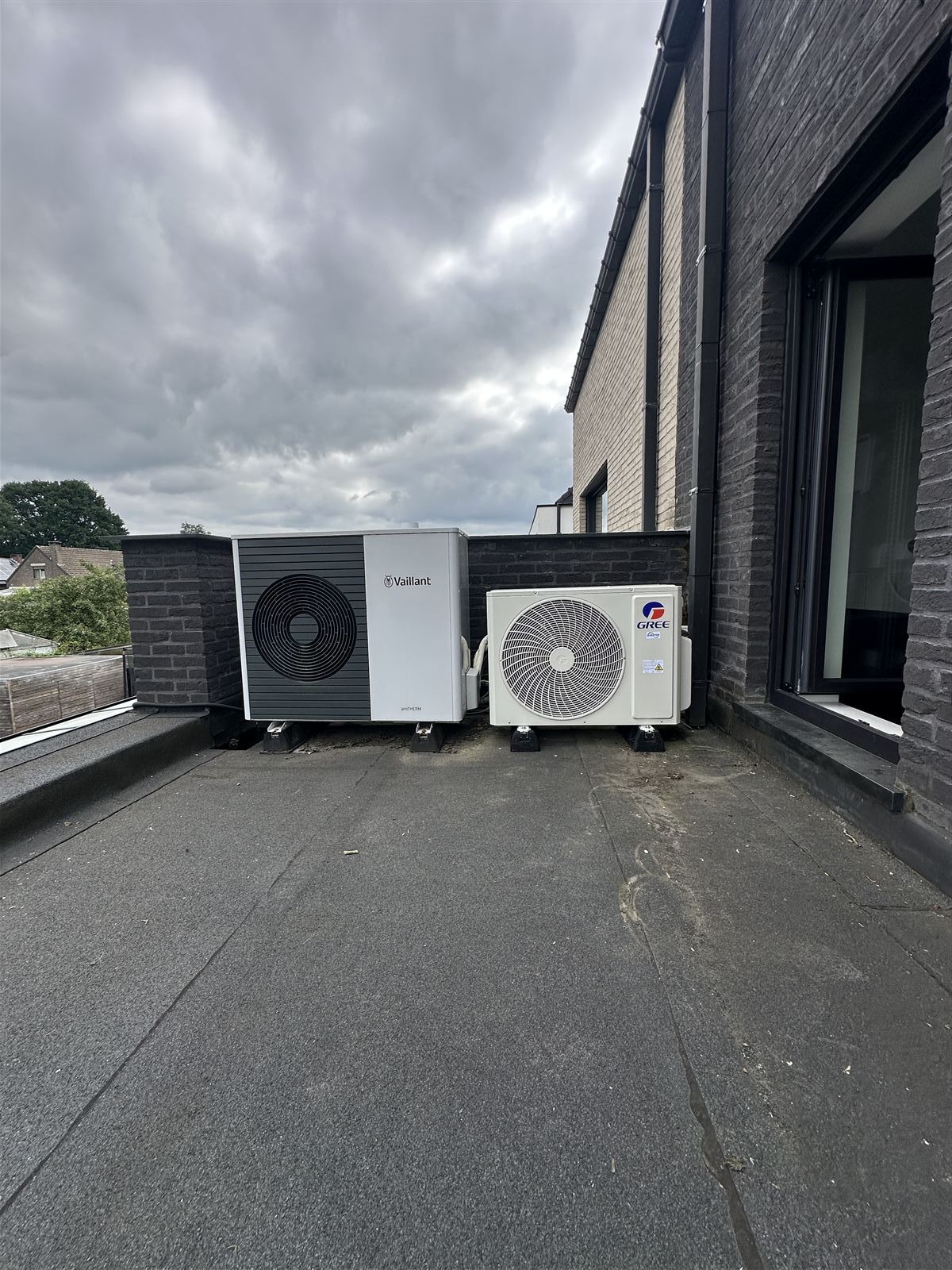 Warmtepomp en airco-buitenunits van Vaillant en Gree